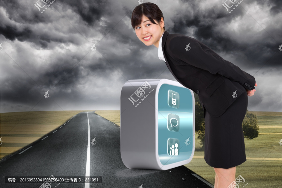 女人彎著腰微笑的復合形象