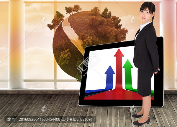 女商人嚴(yán)肅的看著鏡頭的復(fù)合形象