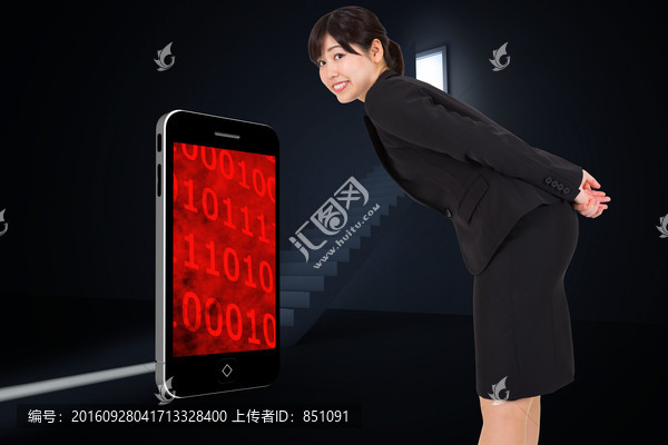 女商人彎著腰微笑著的復(fù)合形象