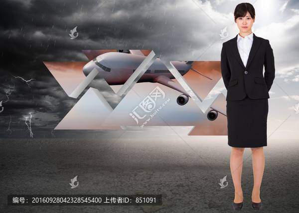 女人嚴(yán)肅的看著鏡頭的復(fù)合形象