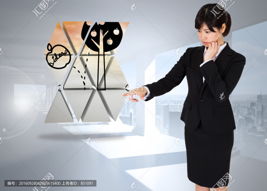 女商人嚴(yán)肅的指著復(fù)合圖像