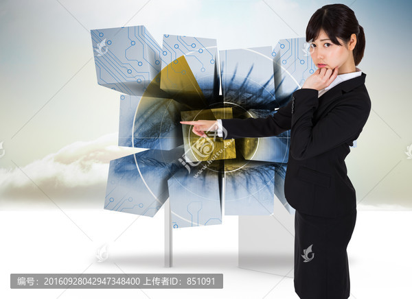女商人嚴(yán)肅的指著復(fù)合圖像