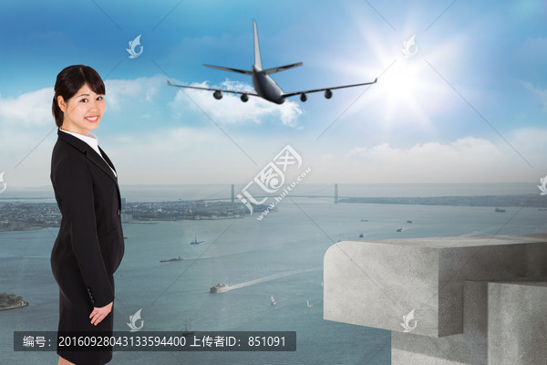 女人微笑著看著鏡頭的復(fù)合形象