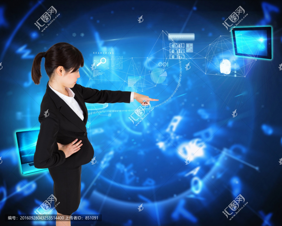 女商人嚴(yán)肅的指著復(fù)合圖像