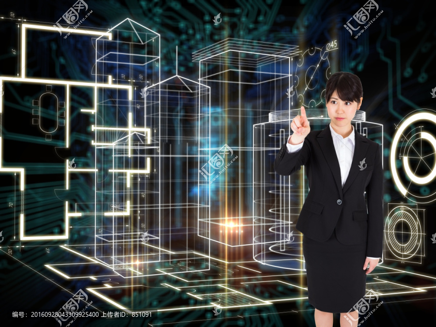 女商人嚴(yán)肅的指著復(fù)合圖像