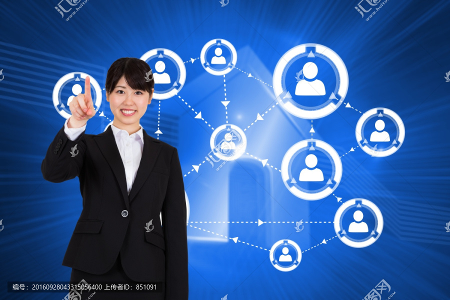 女商人微笑著指著復(fù)合圖像