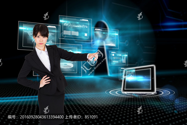 女商人嚴(yán)肅的看著鏡頭的復(fù)合形象