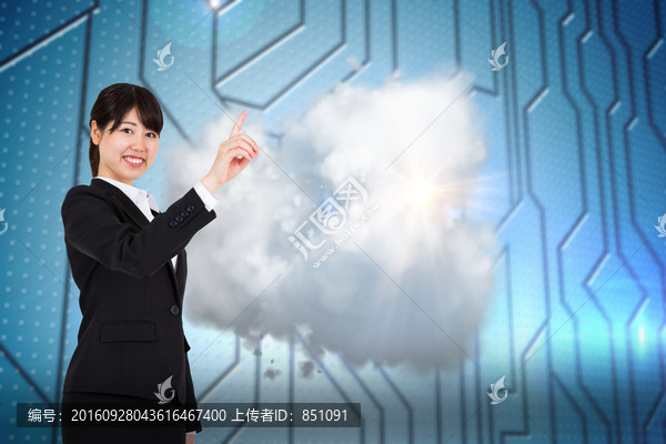 女人微笑著指著復(fù)合圖像