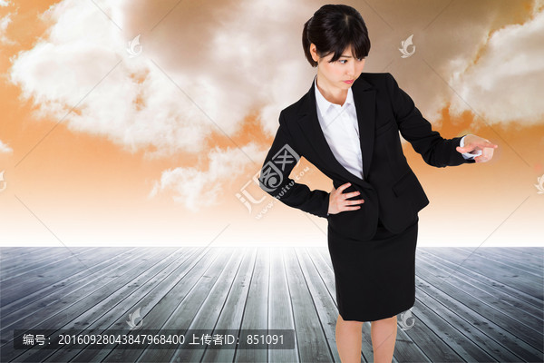 女商人嚴(yán)肅的指著復(fù)合圖像