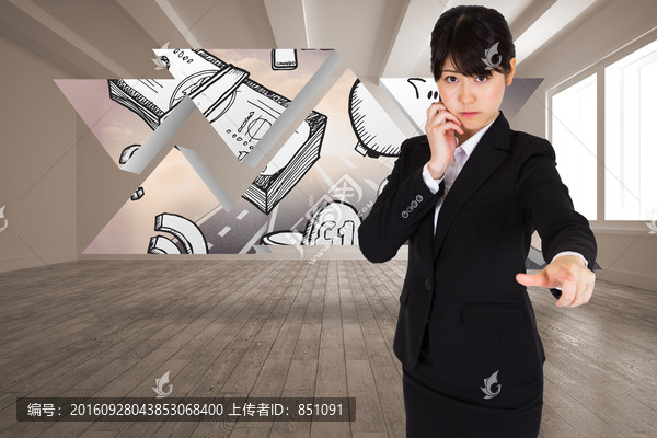 女商人嚴(yán)肅的指著復(fù)合圖像