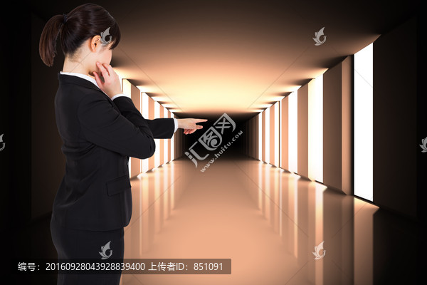 女商人嚴(yán)肅的指著復(fù)合圖像