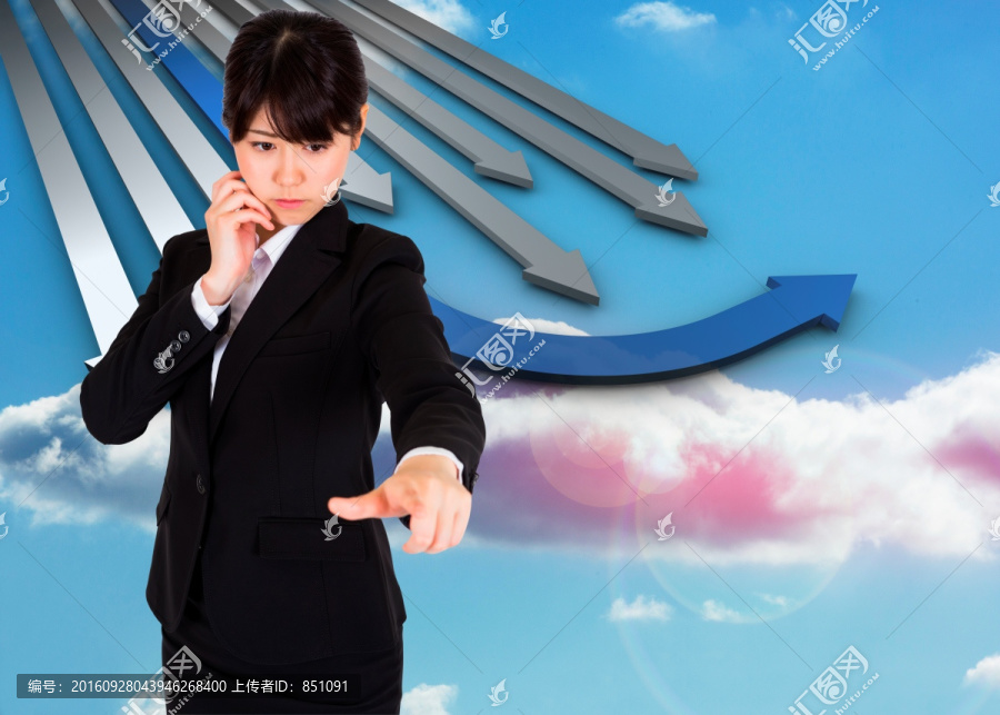 女商人嚴(yán)肅的指著復(fù)合圖像