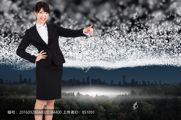 女商人微笑著指著復(fù)合圖像