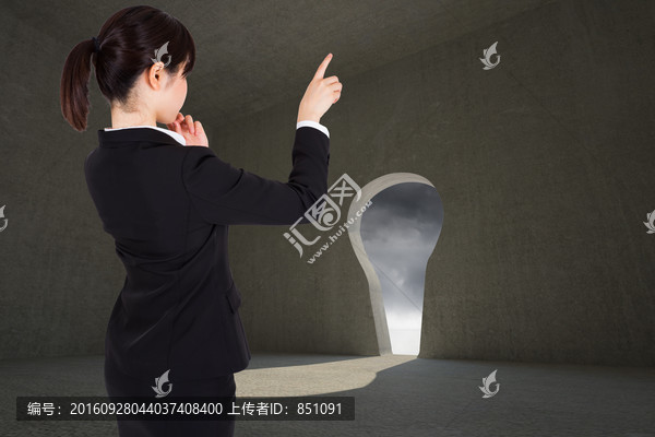 女人指著復(fù)合圖像