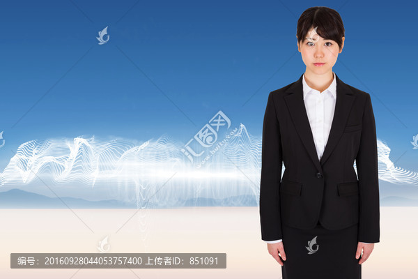 女人嚴(yán)肅的看著鏡頭的復(fù)合形象