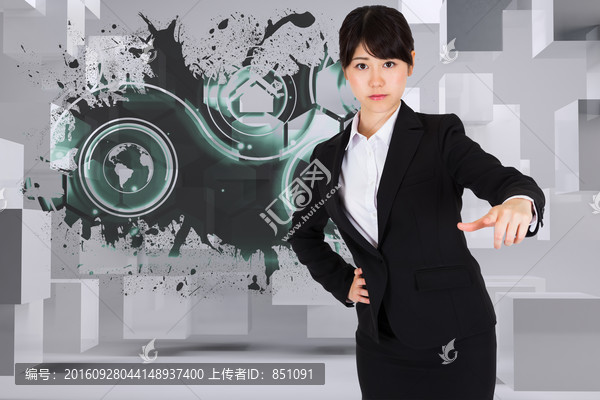 女商人嚴(yán)肅的看著鏡頭的復(fù)合形象