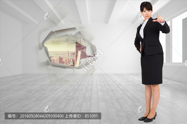 女商人嚴(yán)肅的指著復(fù)合圖像