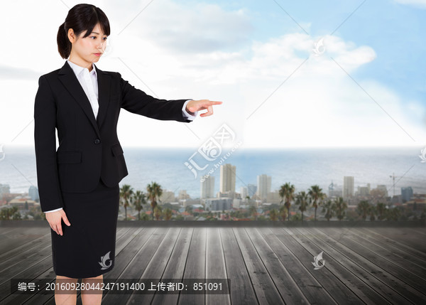 女商人嚴(yán)肅的看著鏡頭的復(fù)合形象