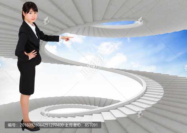 女商人嚴(yán)肅的看著鏡頭的復(fù)合形象