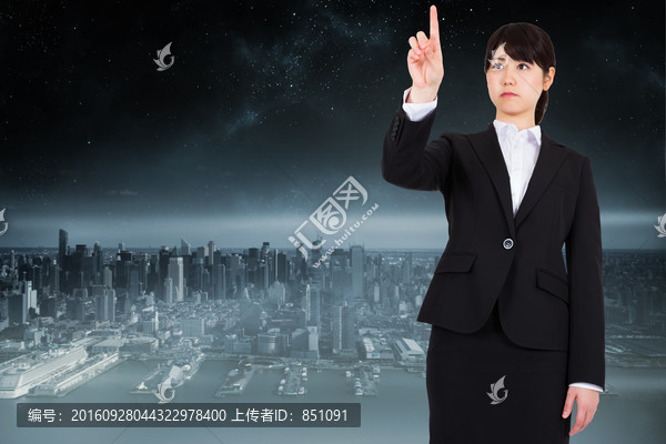 女商人嚴(yán)肅的指著復(fù)合圖像