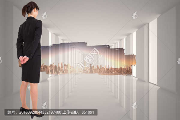 女商人背對著鏡頭的復合形象
