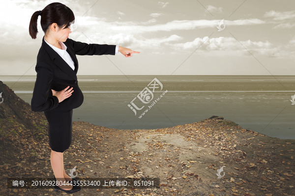 女商人嚴(yán)肅的指著復(fù)合圖像