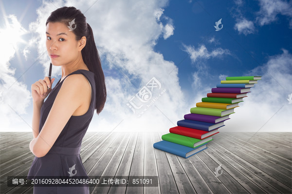 女商人拿著筆思考的復合形象