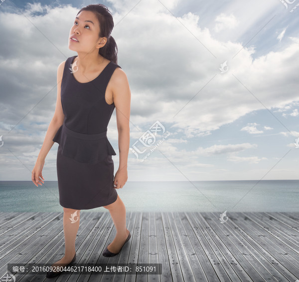 女人抬起頭思考的復(fù)合形象