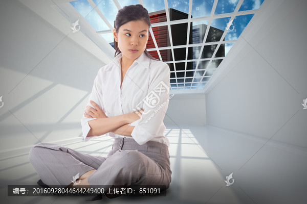 女商人盤腿坐在地上的復(fù)合形象
