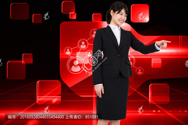 女人微笑著指著復合圖像