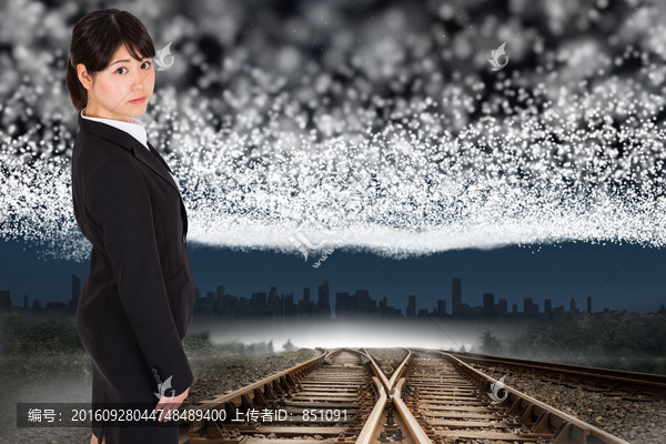 女商人嚴(yán)肅的看著鏡頭