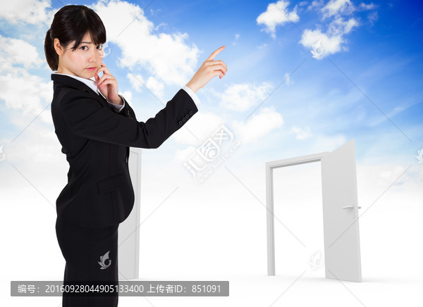 女商人嚴(yán)肅的指著復(fù)合圖像