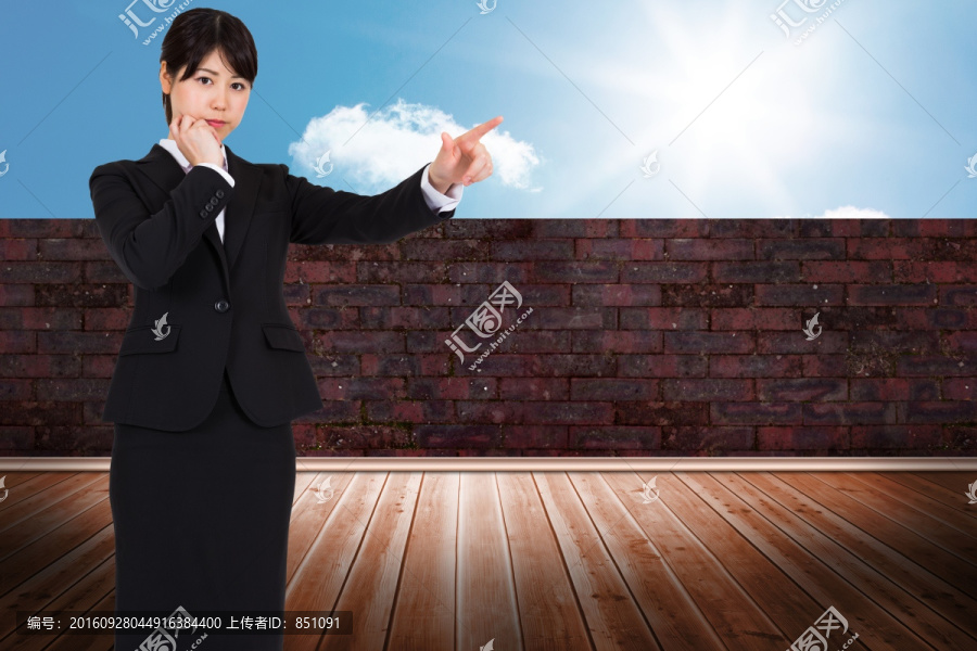 女商人嚴肅的指著復(fù)合圖像