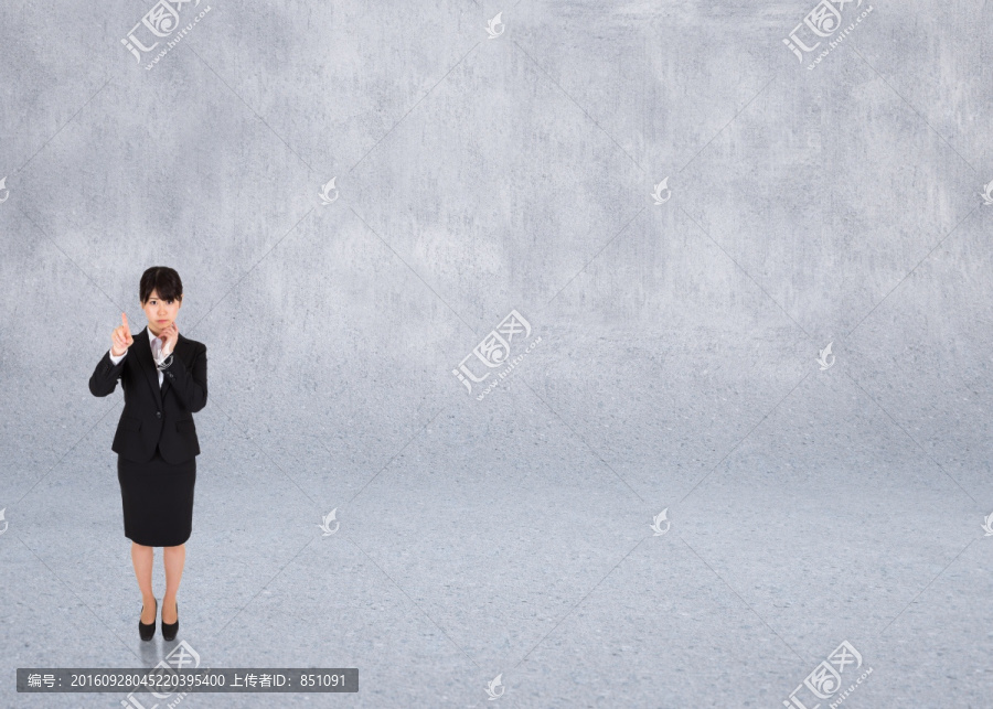 女商人嚴(yán)肅的指著復(fù)合圖像