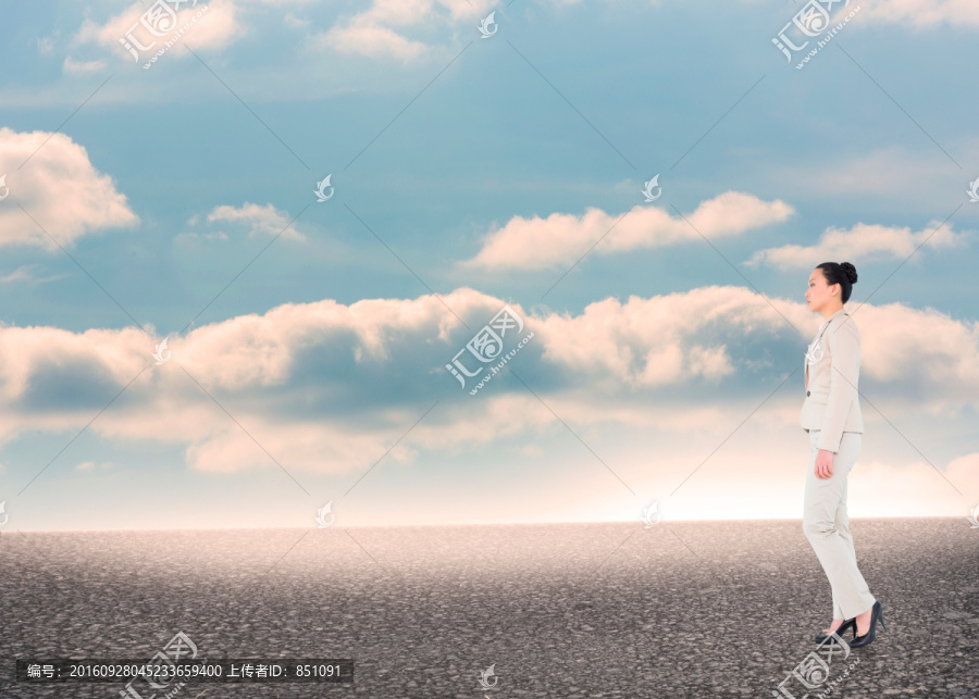 女人側(cè)身對著鏡頭的復合形象