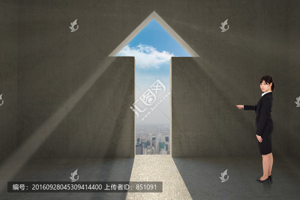 女商人嚴(yán)肅的指著復(fù)合圖像