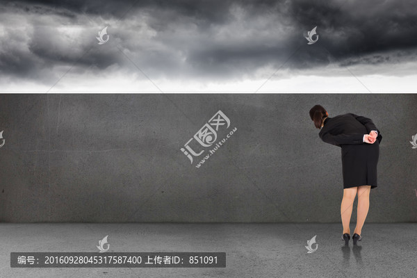 女商人背對著鏡頭的復合形象