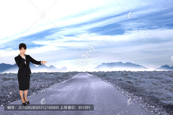 女商人嚴肅的指著復合圖像