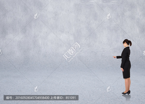 女商人嚴(yán)肅的指著復(fù)合圖像