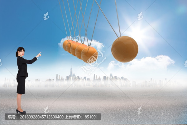 女商人嚴肅的指著復合圖像