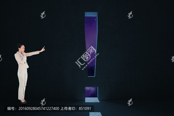 女商人嚴(yán)肅的指著復(fù)合圖像