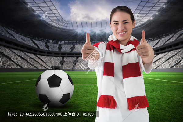 女人雙手豎起大拇指的復合形象