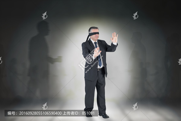 商人蒙著眼睛的復(fù)合形象