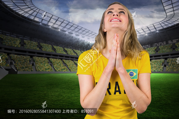 女人雙手合十祈禱的復(fù)合形象