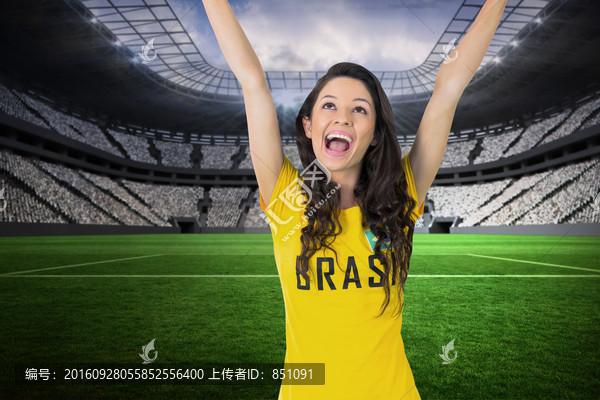 女人高舉著雙手的復(fù)合形象