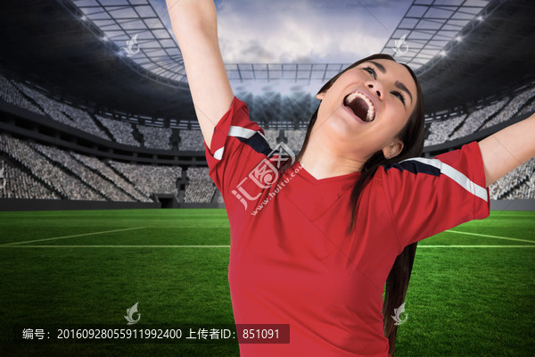 女人興奮地高舉著雙手的復(fù)合形象