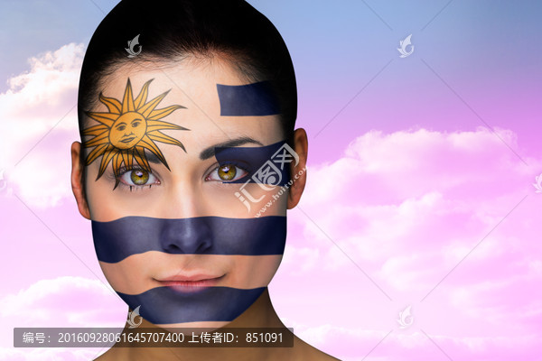 女人臉上畫著彩畫的復(fù)合形象