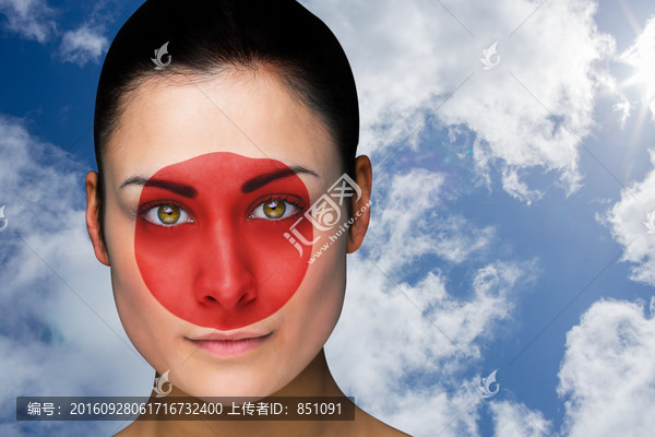 女人臉上畫著彩畫的復(fù)合形象