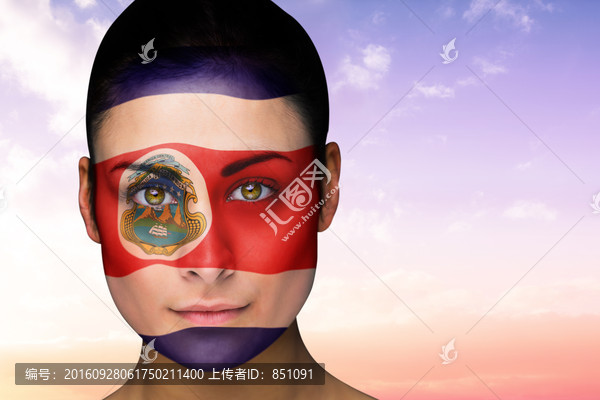 女人臉上畫著彩畫的復(fù)合形象
