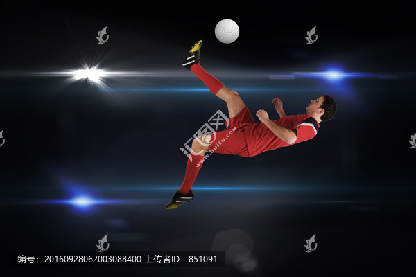 男人踢足球的復合形象